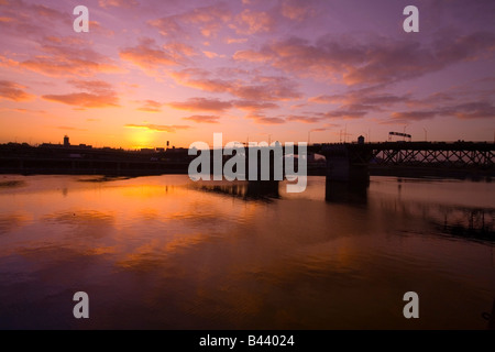 Sonnenaufgang über dem Burnside Bridge, Portland, Oregon, USA Stockfoto
