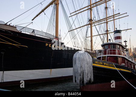 Historischer Großsegler der Peking und Schlepper Helen McAllister sind am South Street Seaport in New York gesehen. Stockfoto