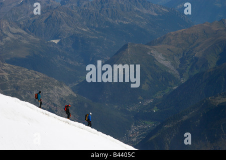 Bergsteiger steigen in das Vallée Blanche von der Aiguille du Midi, in der Nähe von Chamonix in den französischen Alpen. Stockfoto