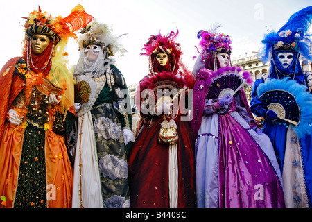 Gruppe von Masken in Venedig Italien Stockfoto
