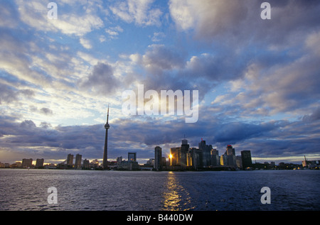 Ein Blick auf die Skyline von Toronto und der CN Tower an einem Sommertag vom Lake Ontario Stockfoto