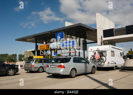 Verkehr an eine Mautstelle auf der A13 in Normandie Péage A13 Autoroute de Normandie, Frankreich Stockfoto