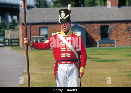 Ein Soldat gekleidet in traditioneller Uniform im historischen alten Fort York in Toronto Stockfoto
