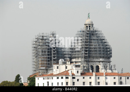 Gerüste auf Kuppel der Salute-Kirche Venedig Stockfoto