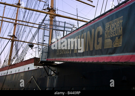 Historischer Großsegler der Peking ist am South Street Seaport in New York gesehen. Stockfoto