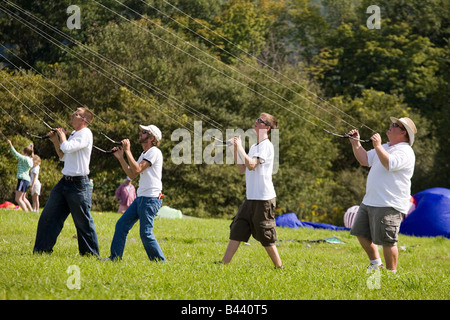 Mitglieder des iQuad Präzision Drachensteigen Team Höchstleistungen Kite Festival Cherry Valley New York State Stockfoto