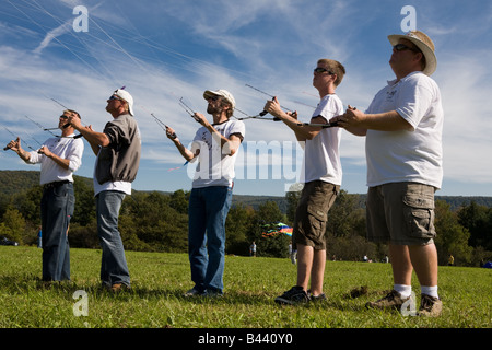 Mitglieder des iQuad Präzision Drachensteigen Team Höchstleistungen Kite Festival Cherry Valley New York State Stockfoto