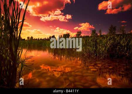 Sonnenuntergang über einem See Stockfoto