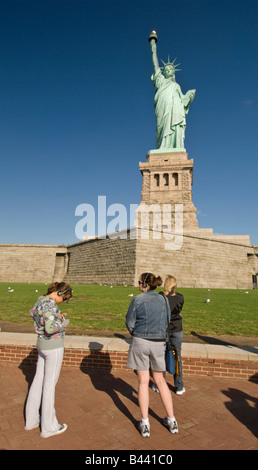 Touristen auf eine Audio-Tour durch die New Yorker Freiheitsstatue in New York City Stockfoto