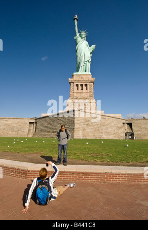 Touristen fotografieren an der New Yorker Freiheitsstatue in New York City Stockfoto