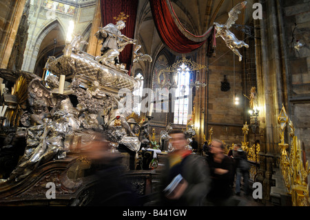 Touristen, die gerne an das reich verzierte silberne Grabmal des St John Nepomocene, innen St Vitus Cathedral in der Pragerburg Stockfoto