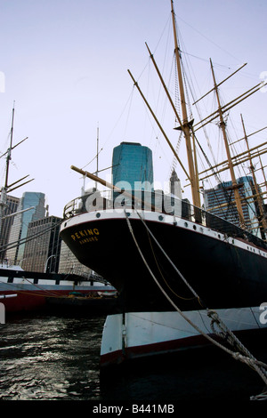 Historischer Großsegler der Peking ist am South Street Seaport in New York gesehen. Stockfoto