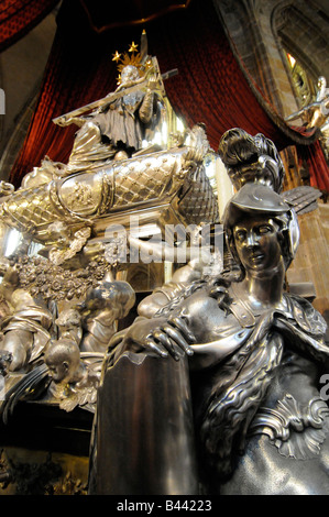 Das reich verzierte Silber Grab des Johannes Nepomocene, innen St Vitus Cathedral in der Pragerburg zusammengesetzte, Tschechische Republik Stockfoto