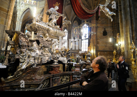 Touristen, die gerne an das reich verzierte silberne Grabmal des St John Nepomocene, innen St Vitus Cathedral in der Pragerburg Stockfoto