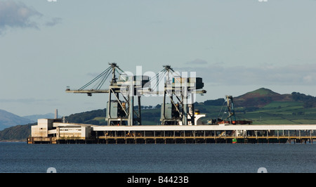 Hunterston Tiefwasserhafen Fairlie, Ayrshire. Eine Bulk-Container-Schiff entlädt seine Ladung Kohle für den Einsatz in schottischen Kraftwerke Stockfoto
