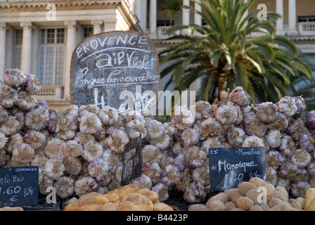 Knoblauchzehen zum Verkauf auf dem Markt in der alten Stadt von Nizza Cote D Azure Frankreich Stockfoto