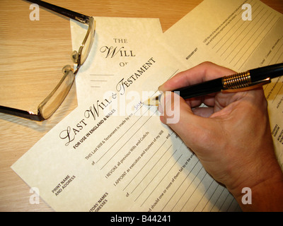 Hand des Mannes schreiben ein letzter Wille und Testament mit einem leeren Standardformular Stockfoto