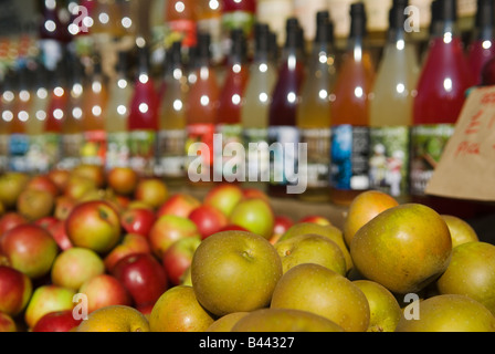 Bio-mehlige Äpfel Bio Worcester-Äpfel rot im Hintergrund Blackheath Bauern Markt South East London UK 2008 Stockfoto