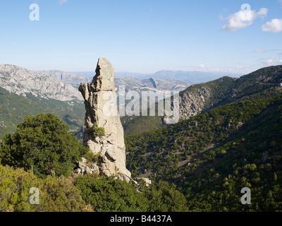 Einem mächtigen Kalkfelsen an der Ostküste Sardiniens in der Nähe von Golfo di Orosei Stockfoto