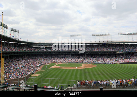Ansicht von Wrigley Field vom Dach Lakeview Baseball Club am Spieltag Stockfoto