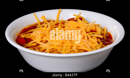 Chili mit Fleisch Würstchen und Käse isoliert auf schwarz Stockfoto