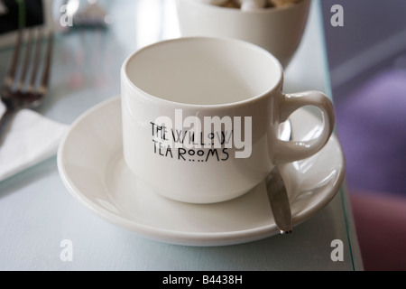 UK Schottland Glasgow Sauchiehall Street Willow Tearoom Teetasse auf Tisch Stockfoto