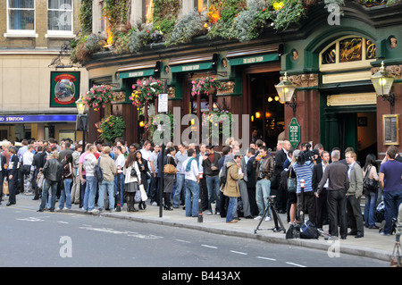 Stadt von London Liverpool Street Station Arbeiter verschüttet aus Railway Tavern Pub auf Pflaster nach der Arbeit ca. 18:00 Stockfoto