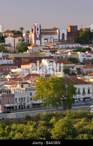 Portugal Algarve Silves Schloss, Dom und Stadt in der Abenddämmerung Stockfoto