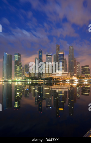 Asien Singapur Skyline Financial District in der Abenddämmerung