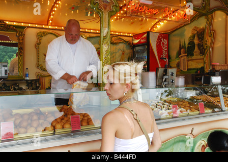 Marktstand verkaufen Pfannkuchen und Crepes im Freizeitpark Efteling Kaatsheuvel Niederlande Stockfoto