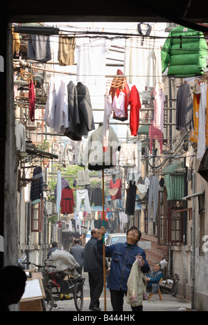 Frau, hängen Wäsche, Shanghai, China Stockfoto