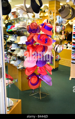 Stehen Sie voll von roten Hüte getragen von Mitgliedern der roten Hut Gesellschaft auf Verkauf im shop Stockfoto