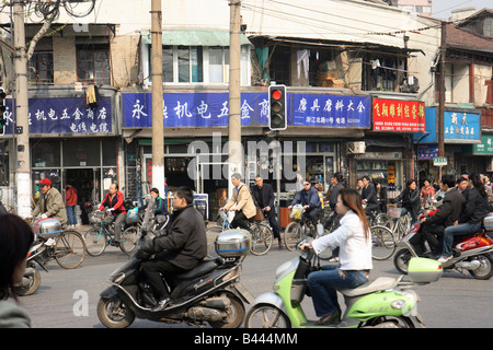 Radfahrer und Motorradfahrer in Shanghai, China Stockfoto