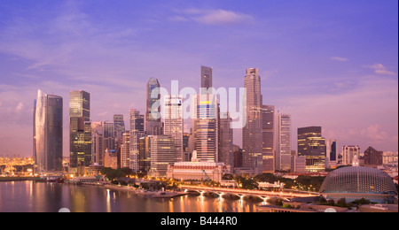 Skyline von Asien-Singapur betrachtet in der Morgendämmerung Stockfoto