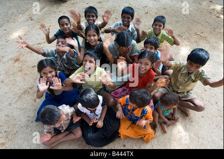 Gruppe von indischen Dorfkinder sitzen, lachen, winken und Spaß in Indien Stockfoto