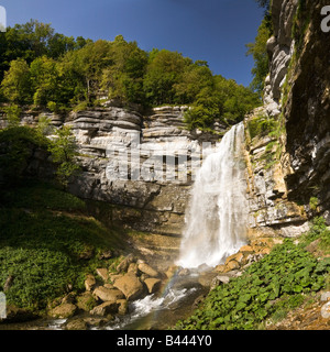 Der Igel-Wasserfall: der Fall von der "Big Jump" (Jura - Frankreich). Cascade du Hérisson: la Chute du Grand Saut (Jura - Frankreich) Stockfoto