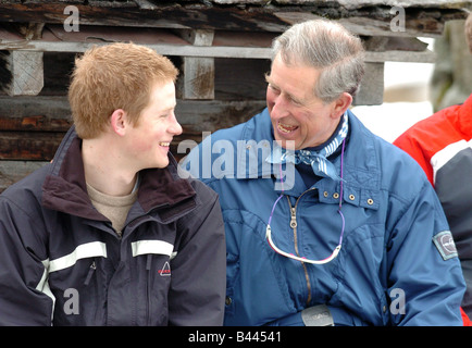 Prinz Harry mit seinem Vater Prinz Charles bei einem Fototermin in Klosters Schweiz Prinz Charles hier gesehen Stockfoto