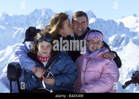 Geburtstag-Kuss für Prinz Andrew, der Herzog von York von seiner ex-Frau Sarah Ferguson mit Töchter Beatrice und Eugenie Stockfoto