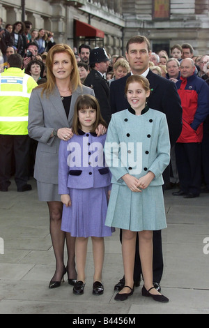 Der Herzog von York Prinz Andrew an seinem Geburtstag mit seiner ex-Frau Sarah Ferguson und ihre Kinder Prinzessin Beatrice und Prinzessin Eugenie vor ihrer Fahrt auf dem London Eye Februar 2000 Stockfoto