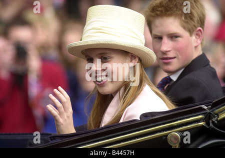 Queen Elizabeth Goldene Jubiläumsfeier Juni 2002 Prinz Harry und Prinzessin Beatrice Talfahrt der Mall in Richtung St. Pauls Stockfoto