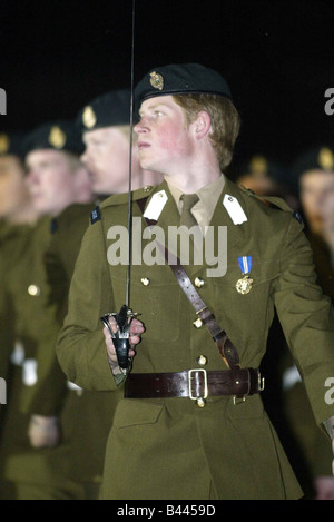 Prinz Harry Parade Kommandanten der 48 Tattoo starken Guard of Honour an die Vereinten Kräfte der Cadet am Eton College-Mai 2003 Stockfoto