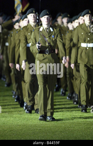 Prinz Harry Parade Kommandanten der 48 Tattoo starken Guard of Honour an die Vereinten Kräfte der Cadet am Eton College-Mai 2003 Stockfoto