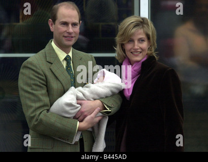 Prinz Edward in Frimley Park-Krankenhaus November 2003 verlässt mit seiner Frau Sophie Rhys Jones und ihre kleine Tochter Stockfoto