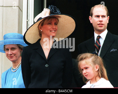 Sophie Rhys Jones und Verlobten Prinz Edward beobachten trooping die Farbe vom Balkon des Buckingham Palace Juni 1999 Stockfoto