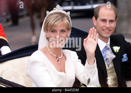 Prinz Edward, dem königlichen Hochzeit 1999 Prinz Edward und Sophie Rhys-Jones verlassen die Kirche im Windsor nach der Hochzeit Stockfoto