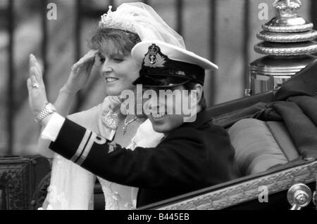 Prinz Andrew und Sarah Ferguson Hochzeitstag Jul 1986 der Herzog und die Herzogin von York, den Massen von Welle Pferd gezeichneten Trainer Stockfoto