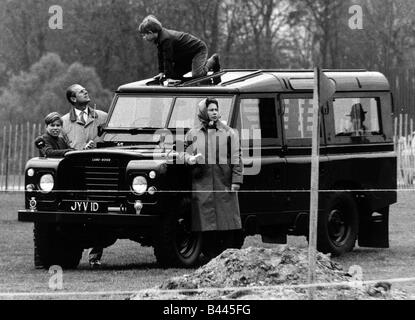 Königin Elizabeth II 1972 blickt Windsor Horse Trials The Duke of Edinburgh auf, wie Prince Edward auf dem Dach von Land Rover spielt Stockfoto