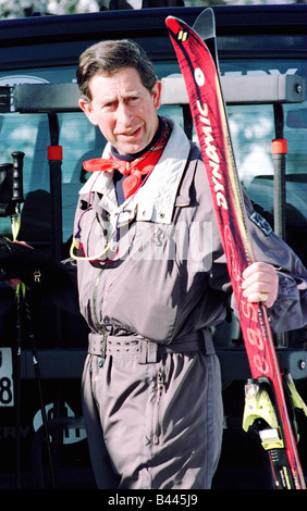 Prinz Charles auf seinem Weg auf den Gotshcna Berg in Klosters Schweiz auf seiner jährlichen Skiurlaub März 1996 Stockfoto