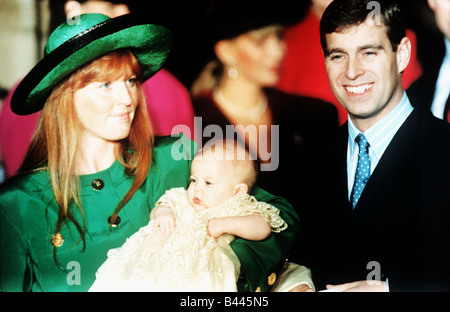 Prinz Andrew bei der Taufe seiner Tochter Prinzessin Beatrice, die von seiner Frau Dezember 1988 gehalten wird Stockfoto