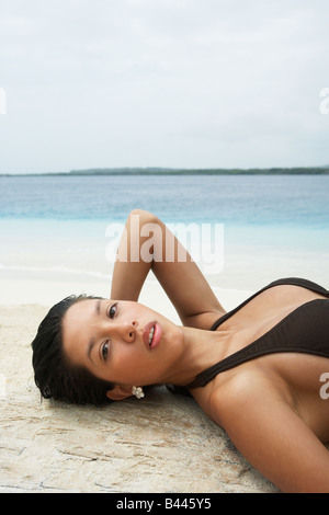 Südamerikanische Frau am Strand Stockfoto